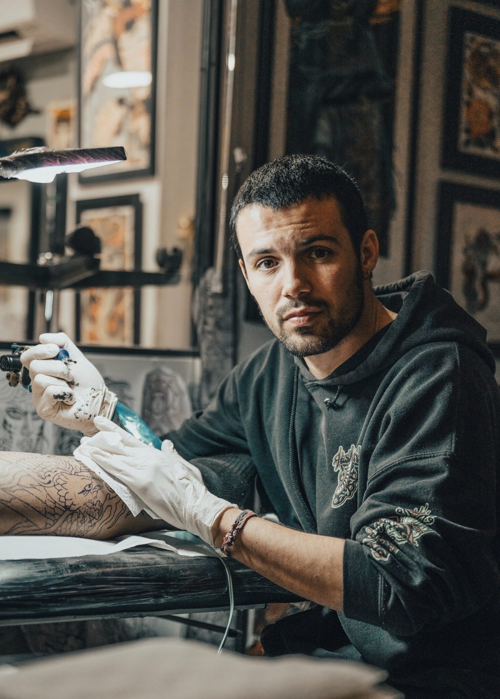 Ufo Kreations tatuando